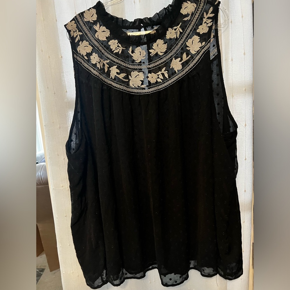 Pretty top with embroidery detail flowers Torrid 5x plus size